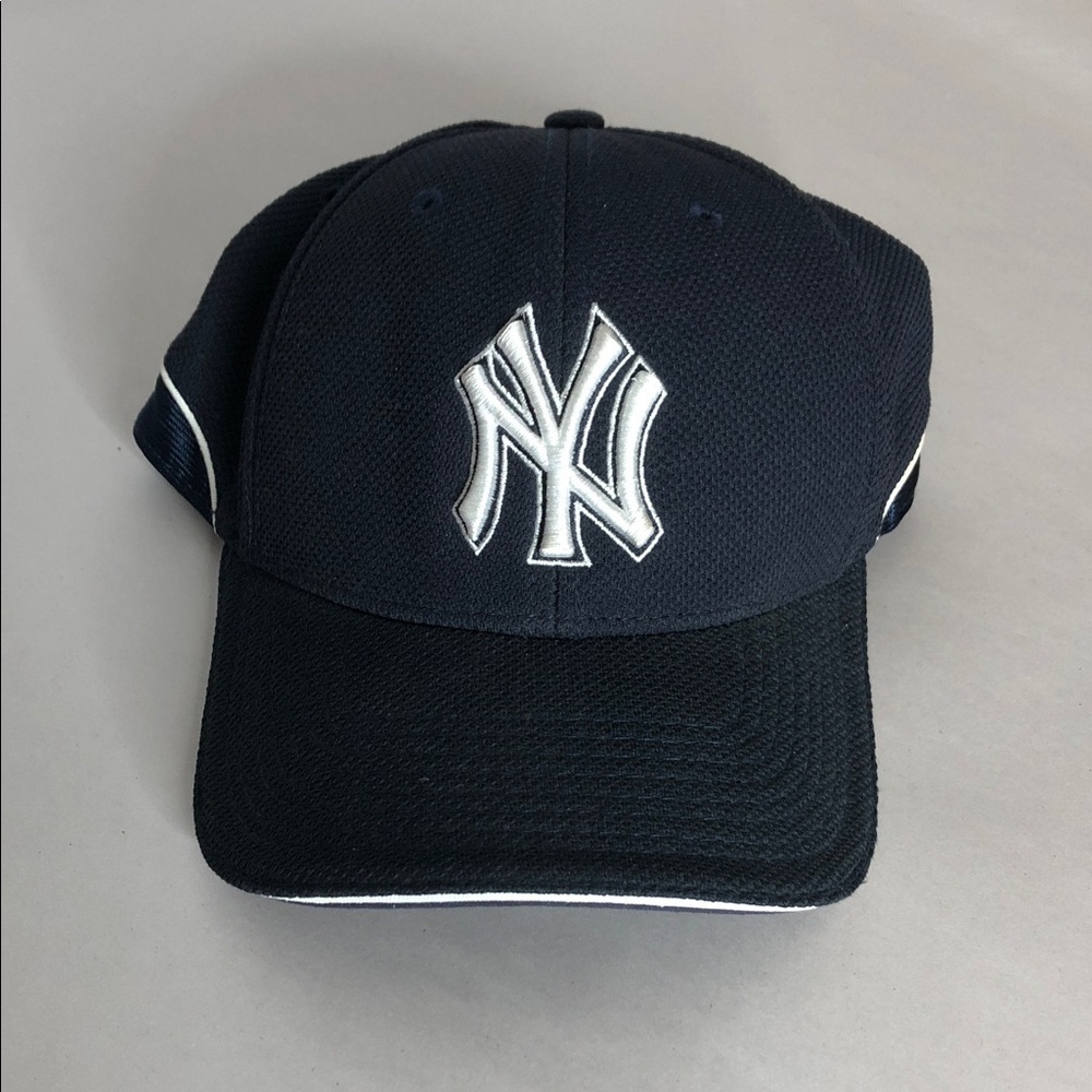 Dark Blue New York Yankees Baseball Cap with White Embroidered Logo size Large